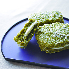 豆腐チーズクリームをたっぷりはさんだお豆腐のお菓子