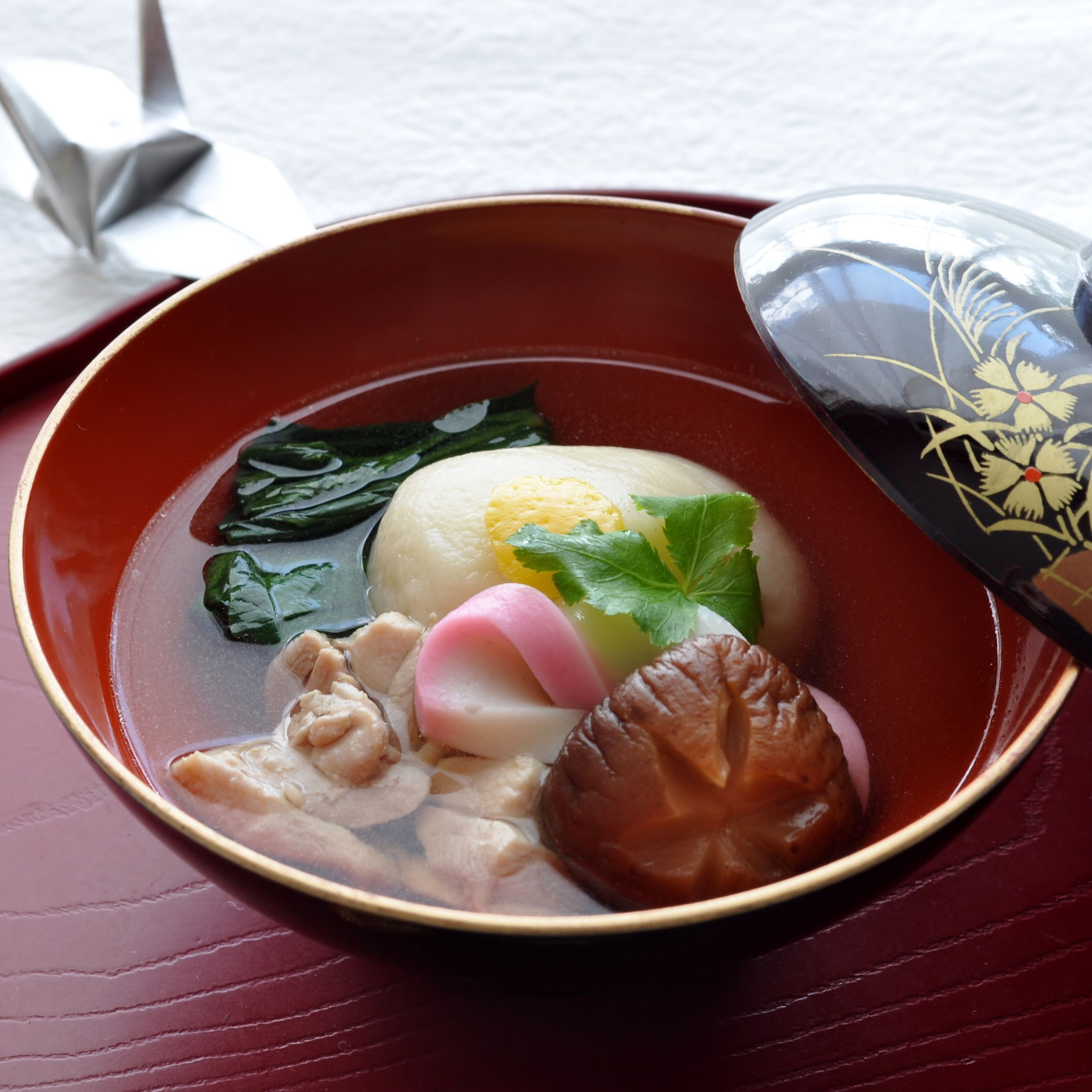 お豆腐を加えた豆腐白玉のお雑煮は優しい味わい